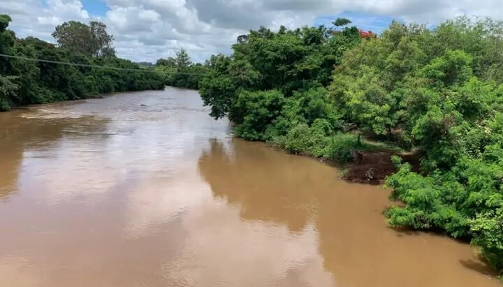 Mulher é presa ao entrar em rio com bebê; criança está desaparecida
