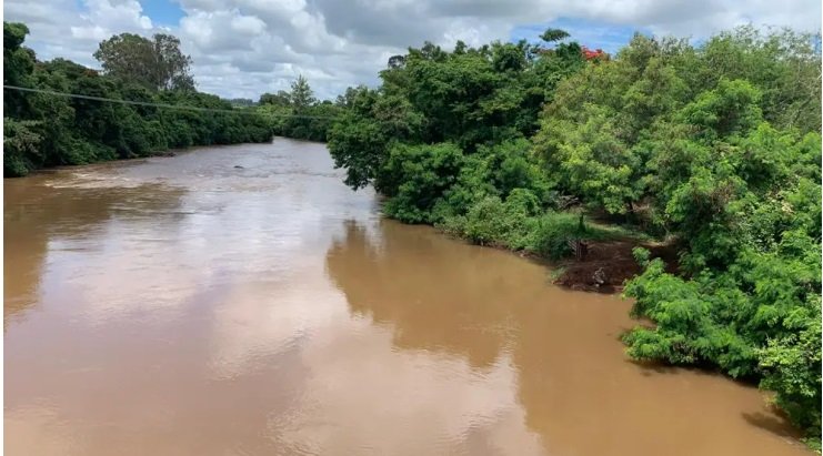 Mulher é presa ao entrar em rio com bebê; criança está desaparecida