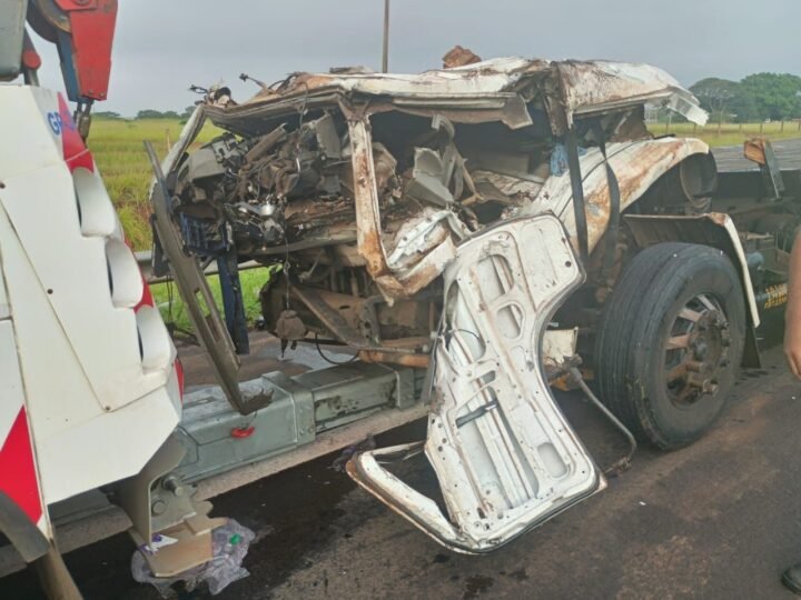 Caminhão de refrigerante colide contra carro parado em rodovia