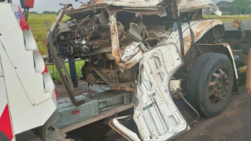 Caminhão de refrigerante colide contra carro parado em rodovia