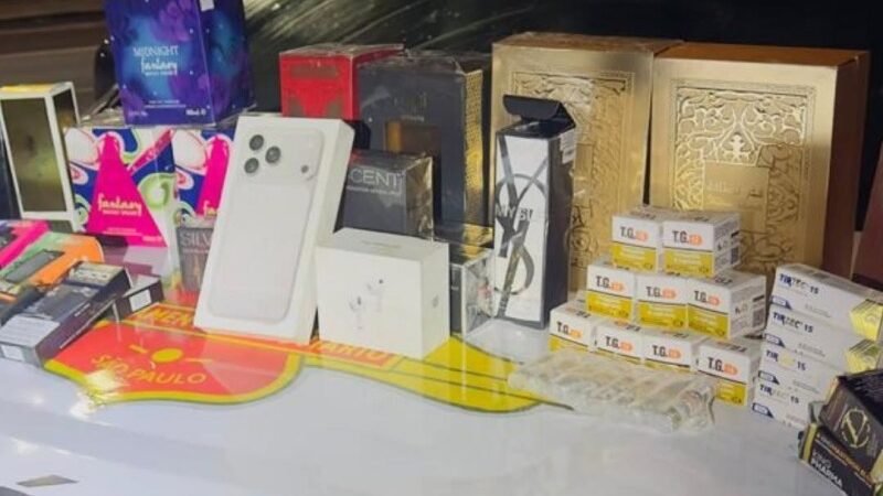 Polícia efetua flagrante de descaminho de perfumes e smartphones