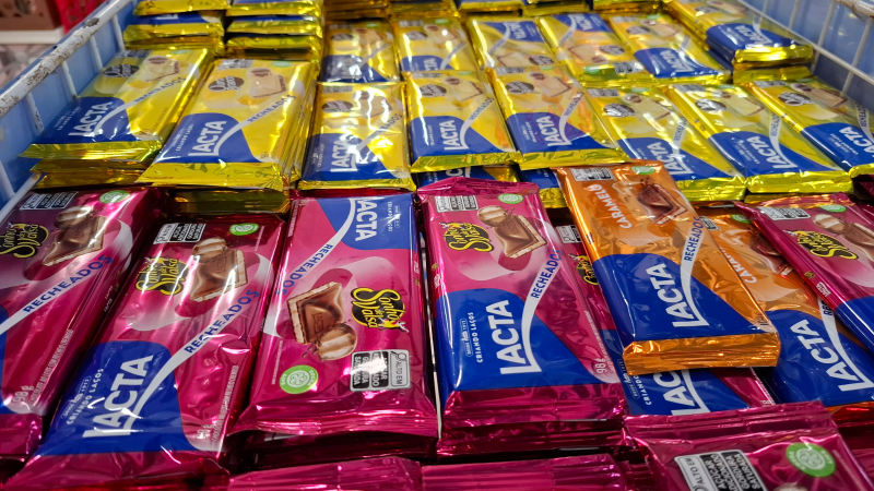 Homem preso por furtar barras de chocolate