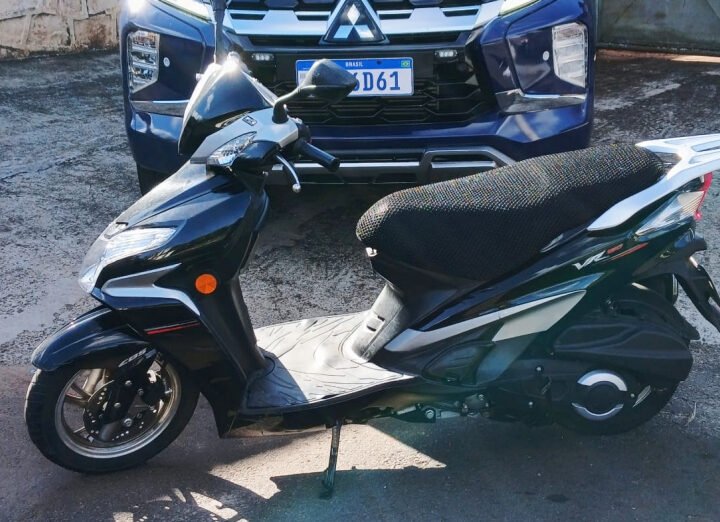 GCM de folga flagra ladrões empurrando moto para mata