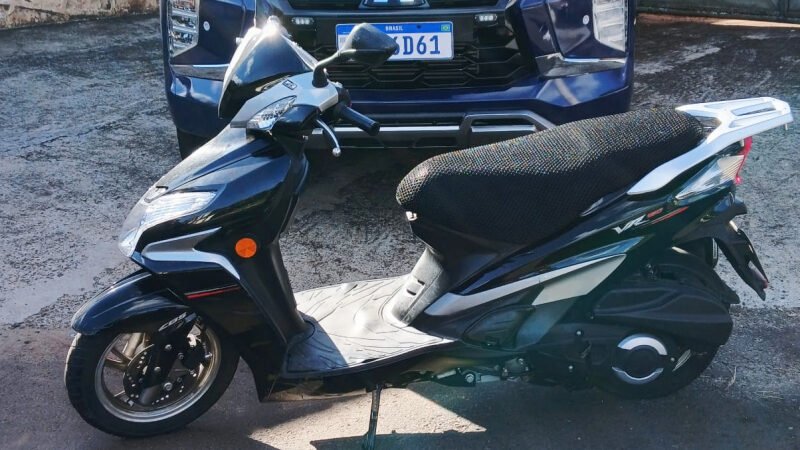 GCM de folga flagra ladrões empurrando moto para mata