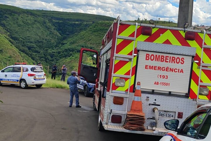 Carro despenca em ribanceira e motorista é socorrida