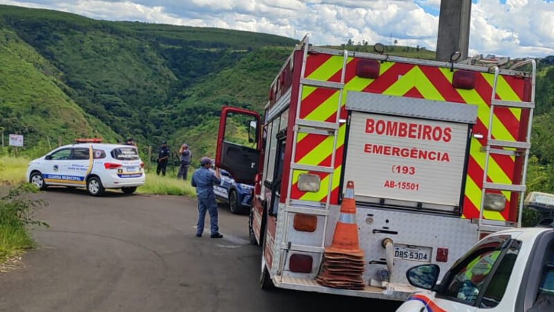 Carro despenca em ribanceira e motorista é socorrida