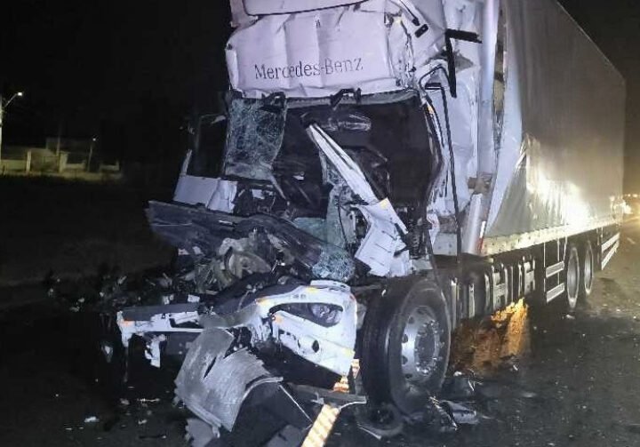 Colisão entre caminhões deixa um morto na Castello Branco