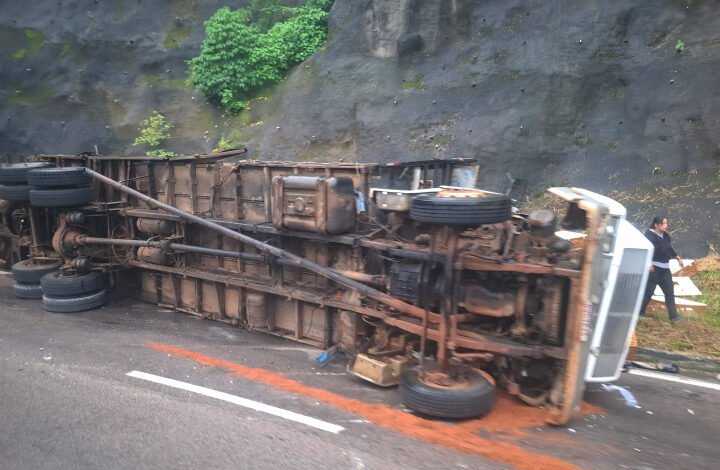 Caminhão tomba na “serra” de Botucatu