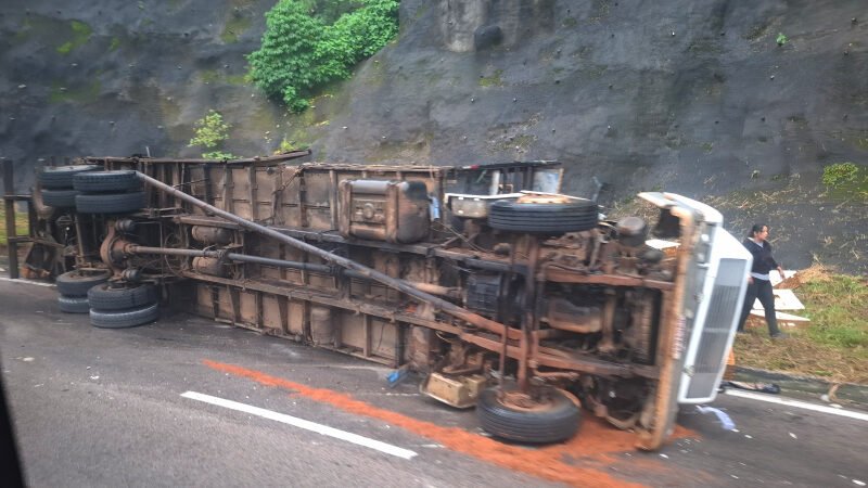 Caminhão tomba na “serra” de Botucatu