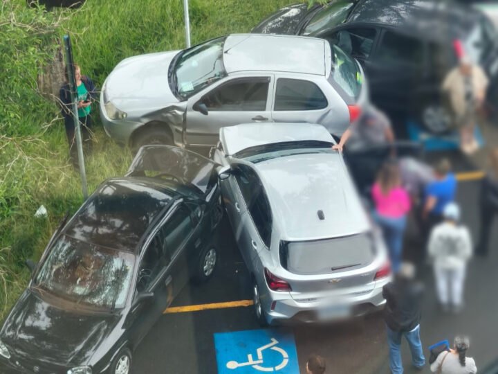 Carro desgovernado atinge veículos no estacionamento da Unesp