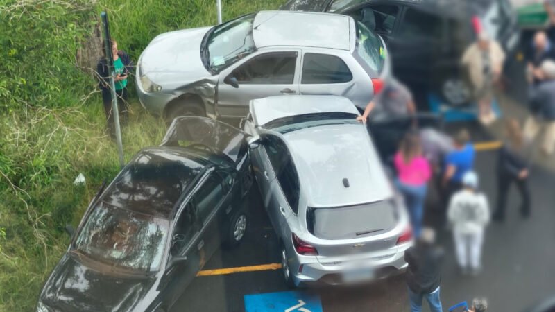 Carro desgovernado atinge veículos no estacionamento da Unesp