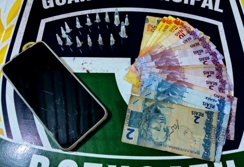 Casal preso por tráfico de drogas em campo de futebol