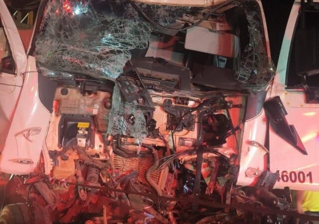 Colisão de caminhão de diesel em carreta deixa feridos na Marechal Rondon