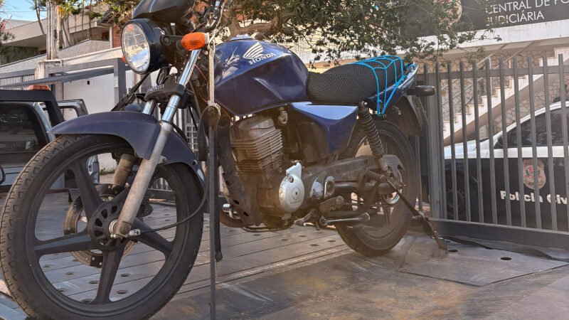 Motocicleta adulterada é apreendida pela PM e condutor preso