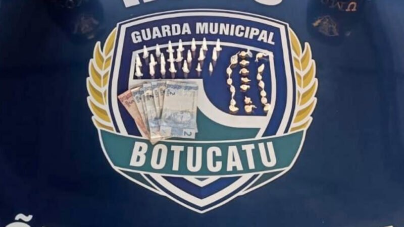 Traficante joga sacola com drogas no chão para escapar de flagrante