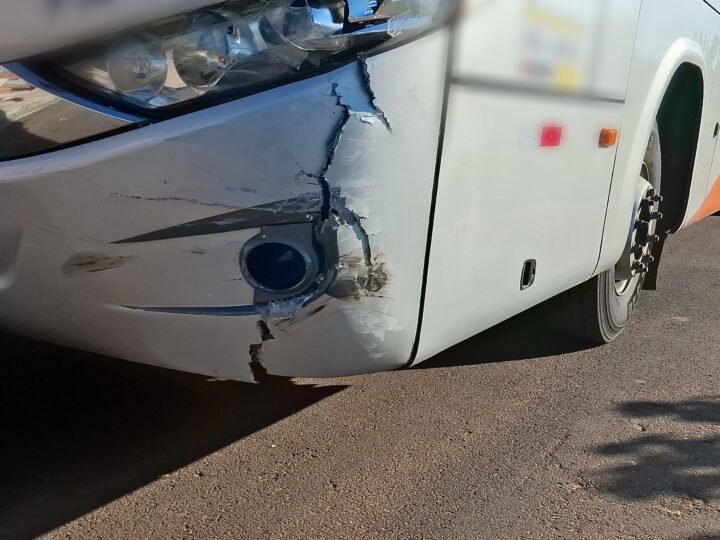 Ônibus atinge carro que fazia contorno de rotatória