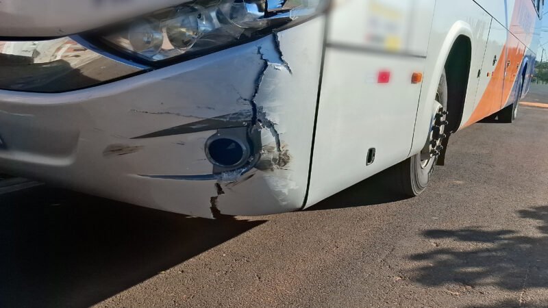 Ônibus atinge carro que fazia contorno de rotatória