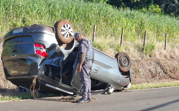 Motorista toma “fechada” e carro capota na Alcides Soares