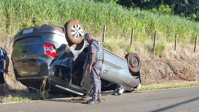 Motorista toma “fechada” e carro capota na Alcides Soares
