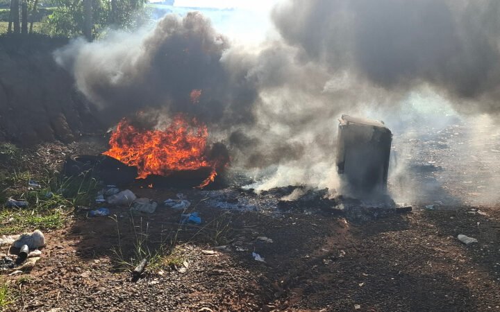 Incêndio atinge “lixão” em rota turística
