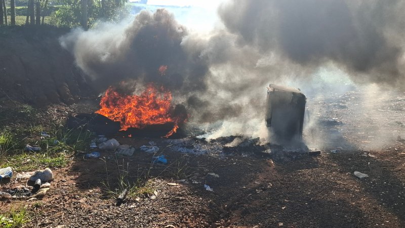 Incêndio atinge lixo descartado em rota turística