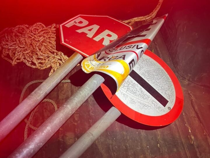 Homem é detido por danificar placas de trânsito