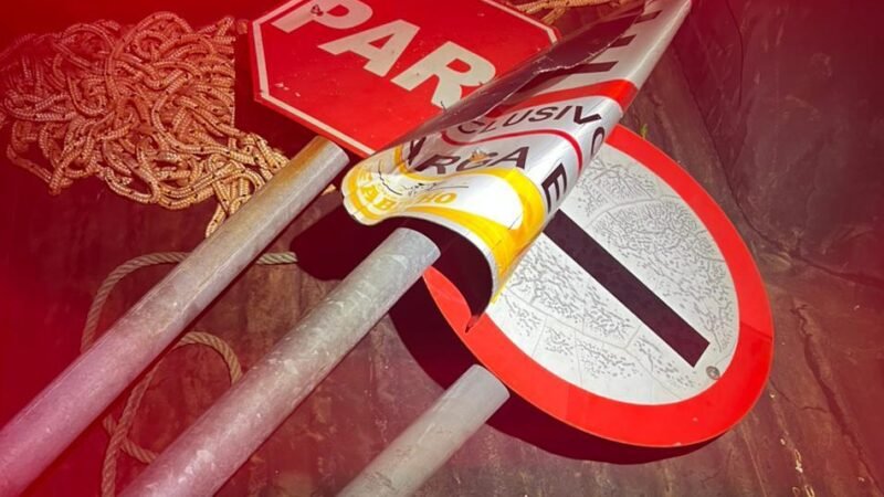 Homem é detido por danificar placas de trânsito