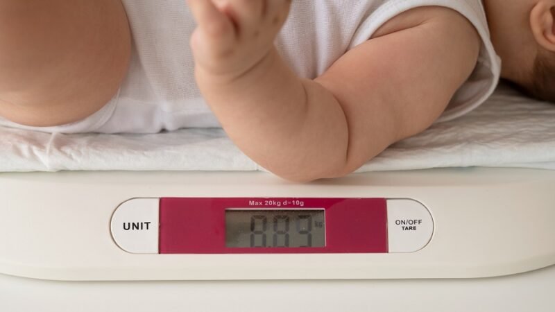 Ganho de peso acelerado em bebês eleva risco de obesidade infantil
