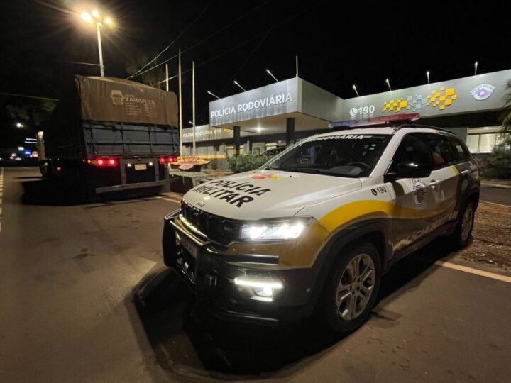 Policiais desconfiam de veículo estacionado em motel e apreendem 400 kg de cocaína
