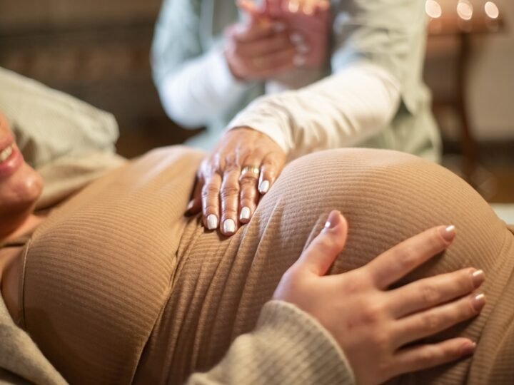 Câmara aprova projeto que regulamenta a profissão de doula