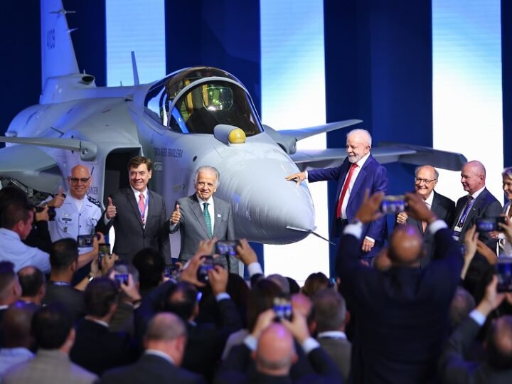 Embraer apresenta primeiro caça Gripen produzido no Brasil