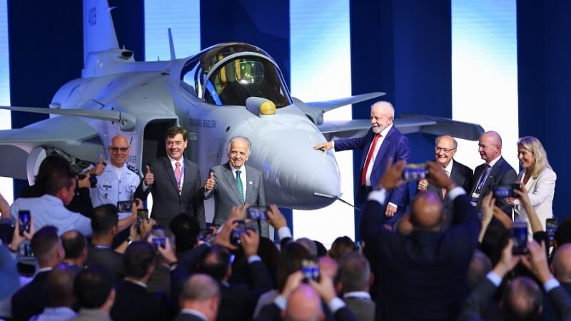 Embraer apresenta primeiro caça Gripen produzido no Brasil