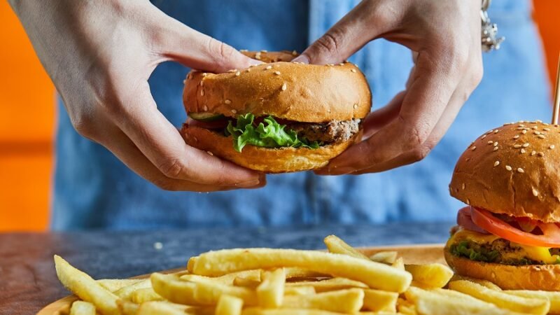 Desafios de comida: até onde o estômago suporta e quais os riscos?