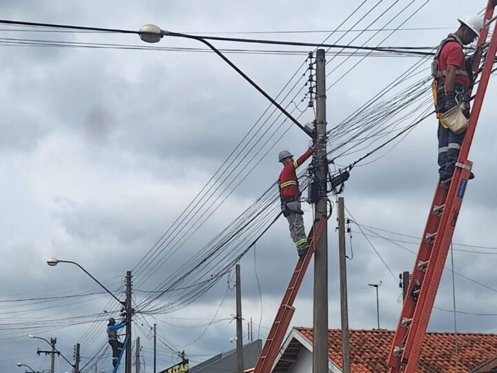 Avaré: força-tarefa retira 60 km de fios soltos em postes