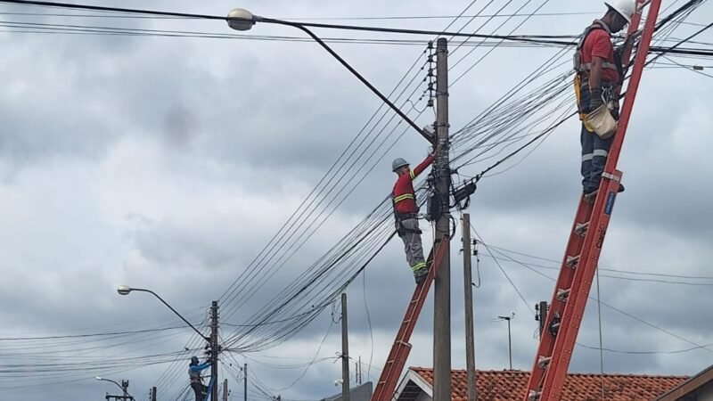 Avaré: força-tarefa retira 21 km de fios soltos em postes