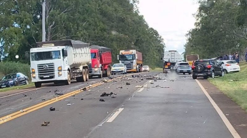 Ultrapassagem resulta em colisão contra carreta e um morto