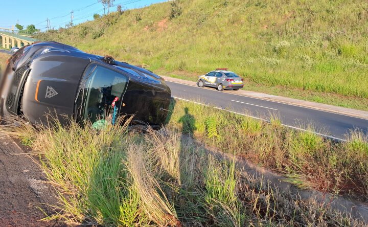 Motorista perde direção e carro tomba na Marginal da Castelinho