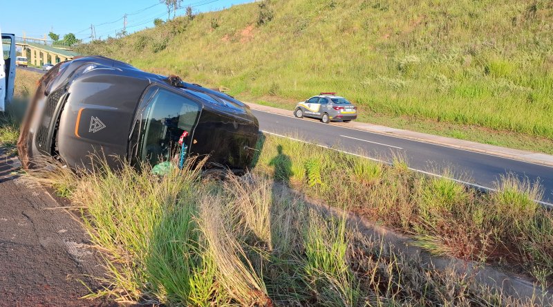 Motorista perde direção e carro tomba Veículo tomba na Marginal da Castelinho