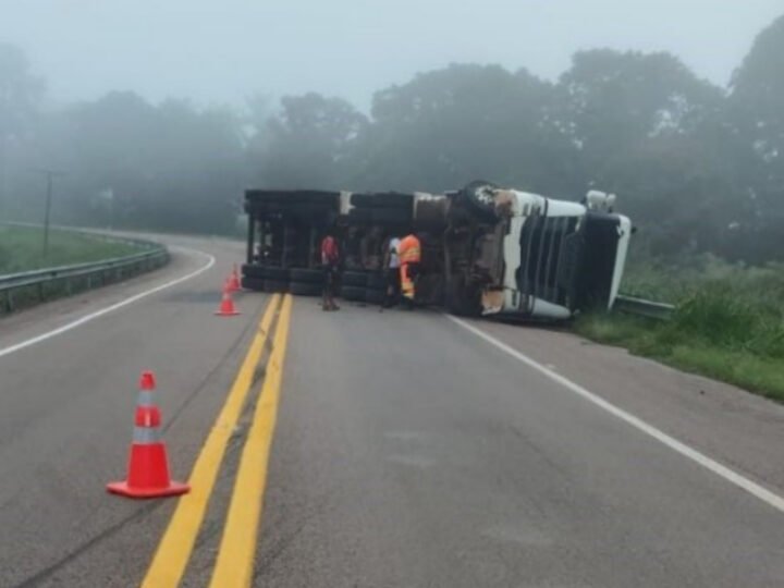 Veículo na contramão provoca tombamento de caminhão na Rondon