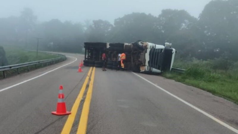 Carro na contramão provoca tombamento de caminhão na Rondon