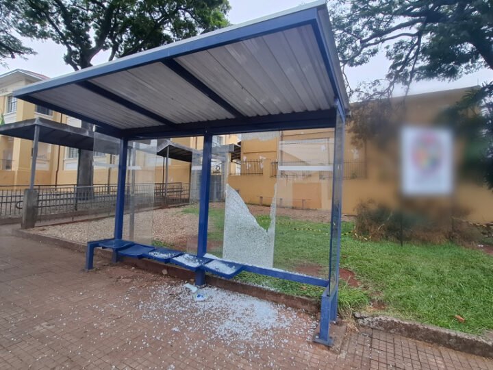 Abrigo do transporte coletivo é alvo de depredação