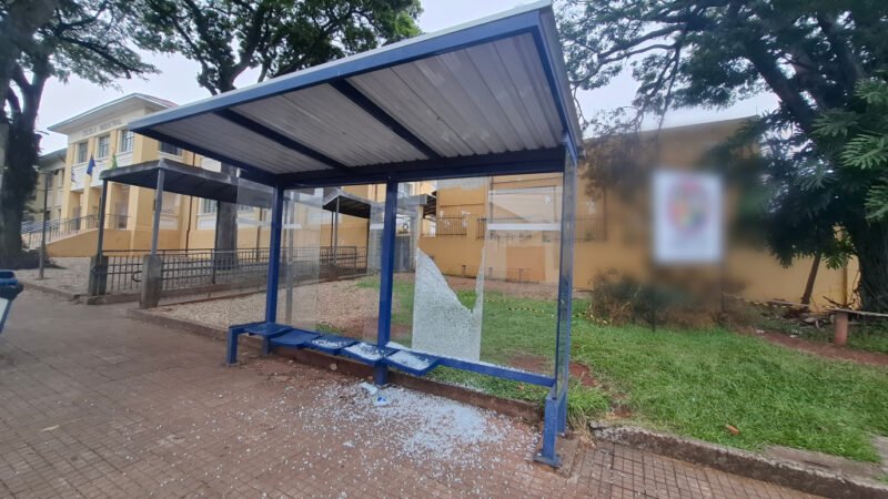 Abrigo do transporte coletivo é alvo de depredação
