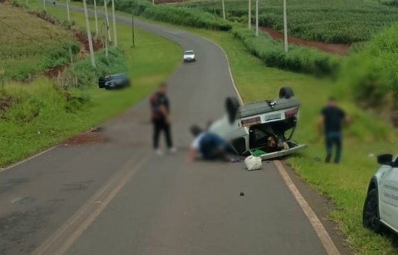 Motorista perde controle de direção e capota carro em rodovia vicinal