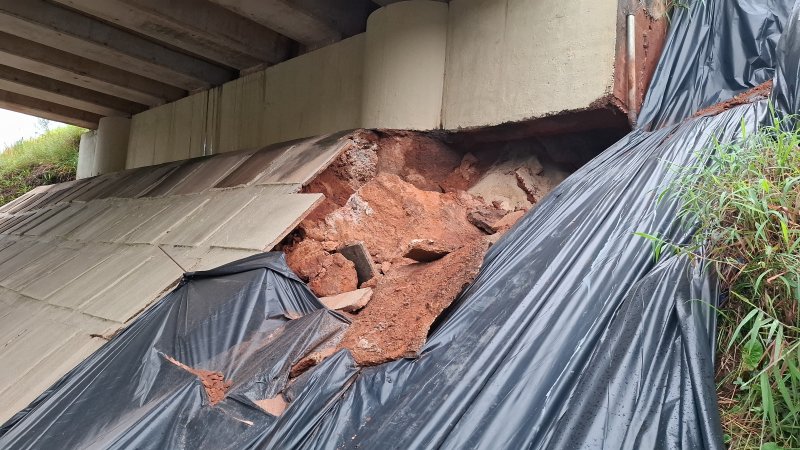 Botucatu: deslizamento de terra em cabeceira de viaduto leva risco a motoristas