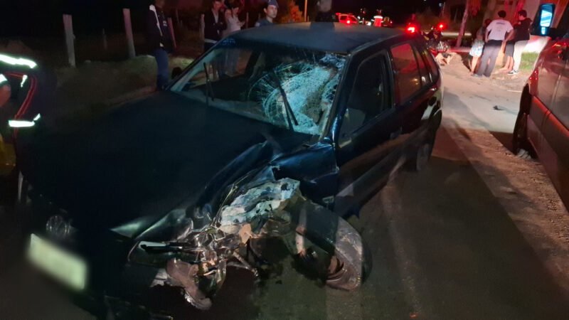 Motociclista gravemente ferido em colisão contra carro
