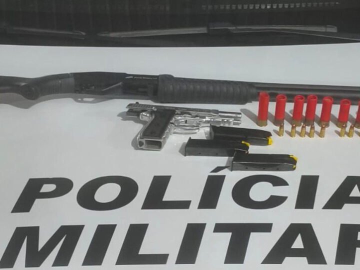 Homem preso por agredir e empurrar companheira de carro em movimento