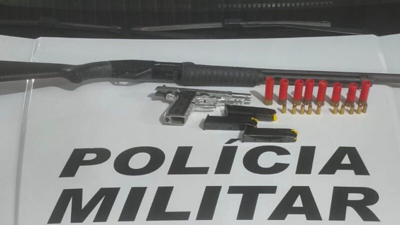 Homem preso por agredir e empurrar companheira de carro em movimento