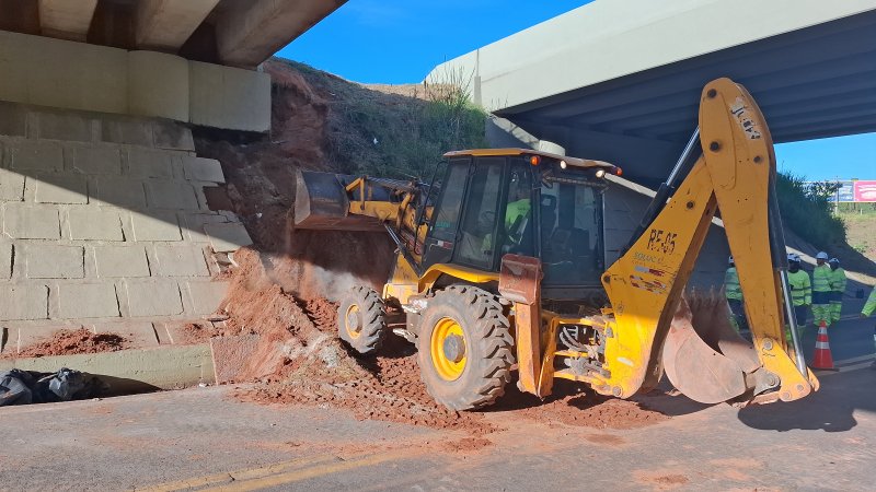 Concessionária efetua reparos em viaduto da Castelinho