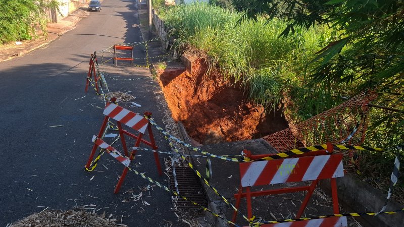 Ponte corre risco de desabamento em Botucatu