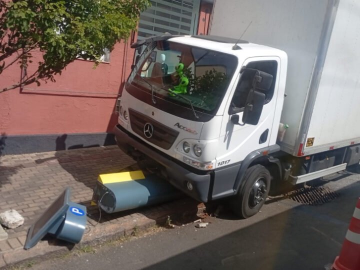 Caminhão perde freio e destrói parquímetro